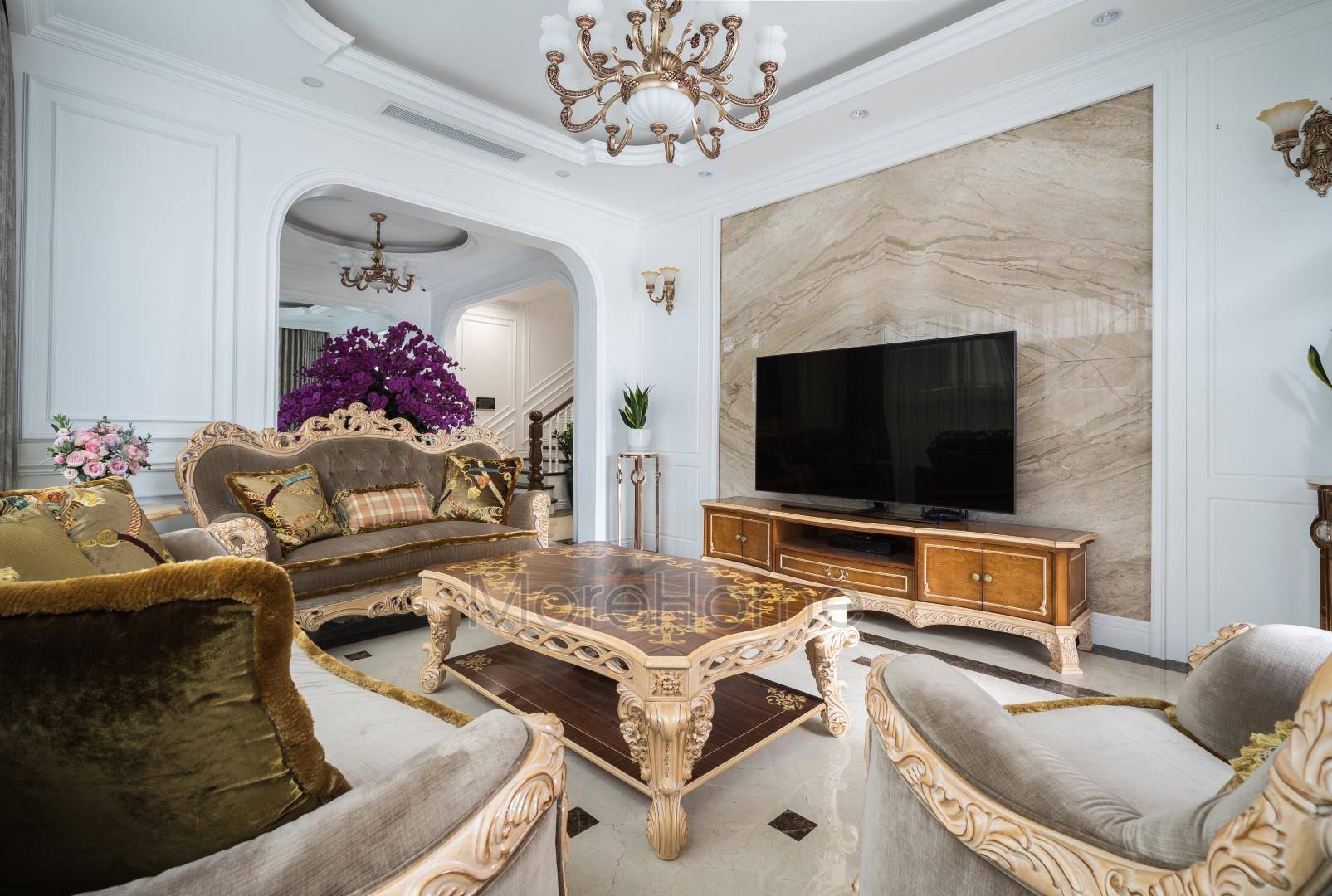 Để hoàn thiện không gian biệt thự cần chú ý đến những món đồ trang trí chiếc thảm, gối ôm trên ghế sofa, tranh treo tường hay đèn chùm,... Thi công nội thất uy tín