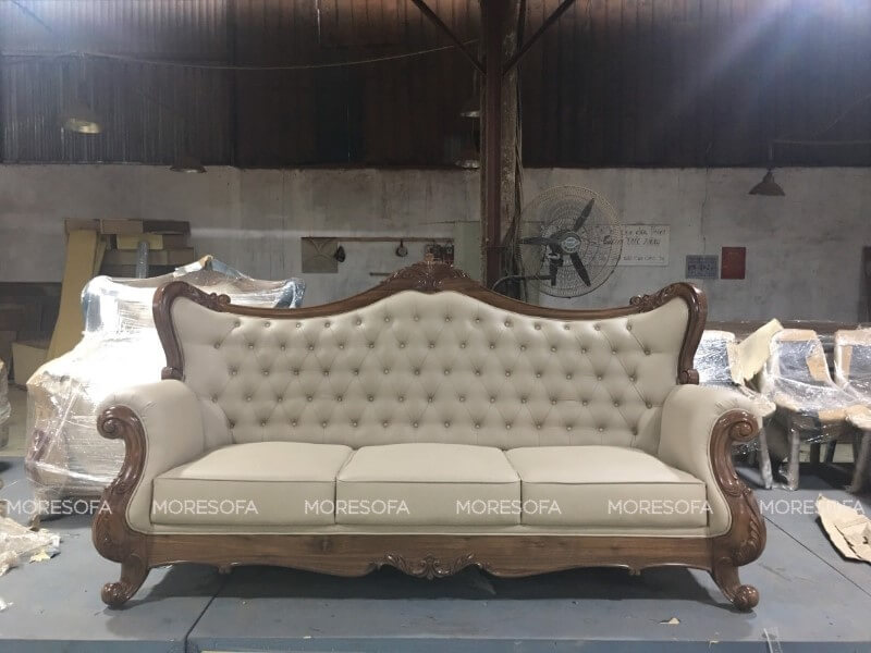 Mẫu sofa tân cổ điển đẹp, đẳng cấp với gỗ tự nhiên óc chó chạm trổ hoa văn cầu kỳ, tỉ mỉ , bọc da cao cấp rút múi cho khách hàng ở Sài Gòn. sofa tân cổ điển