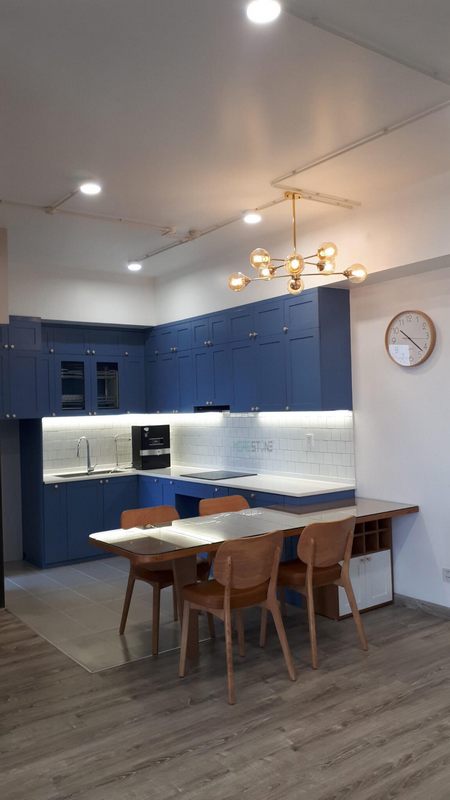 Ấn tượng với mẫu nội thất bếp cao cấp sang trọng đá Himacs ốp bếp màu trắng tinh khôi, thể hiện sự sang trọng và tiện nghi cho nhà phố, chung cư, biệt thự.