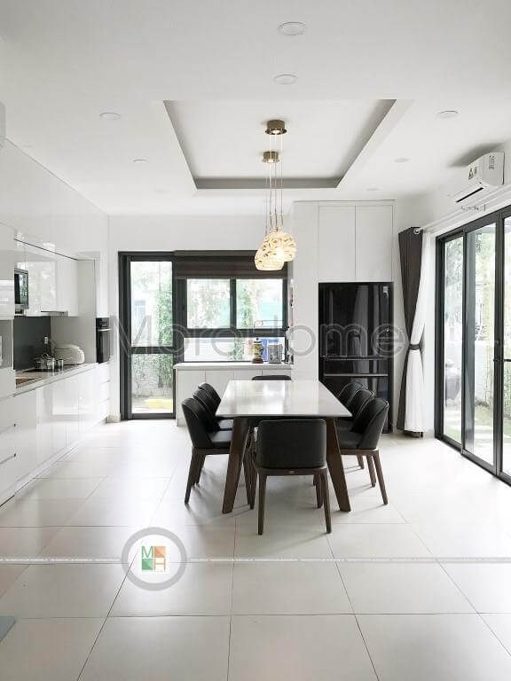 Nội thất phòng ăn cao cấp cùng lối thiết kế khu bếp rất thẩm mỹ chứng tỏ sự hiện đại của gia chủ